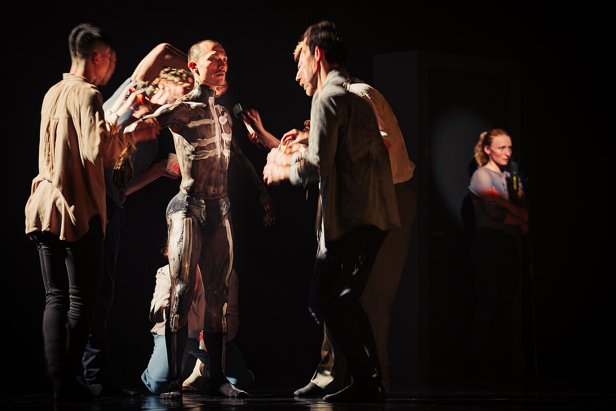 舞作試圖詰問對「自我呈現」的終極追求，在認同與被認同中徬徨，如何讓個體逐漸崩解。