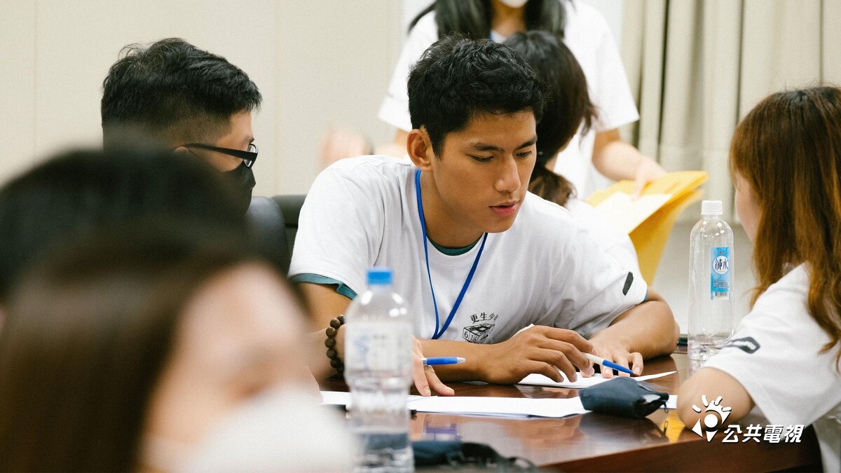 《二呆流浪記之完全大人手冊》朱軒洋回覆少年們的學習單時頻頻卡關