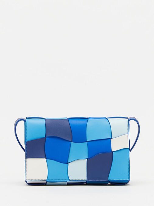 Bottega Veneta Cassette編織皮革斜背包NT$99,400。