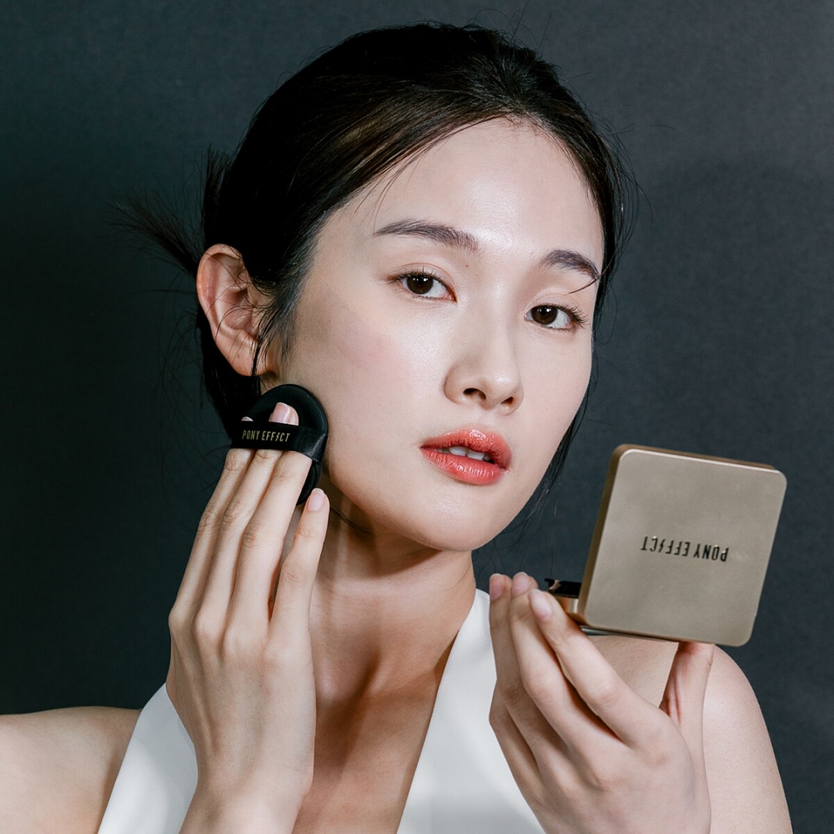 PONY EFFECT絕對持久無瑕氣墊粉餅升級版SPF40/PA++妝感示範。