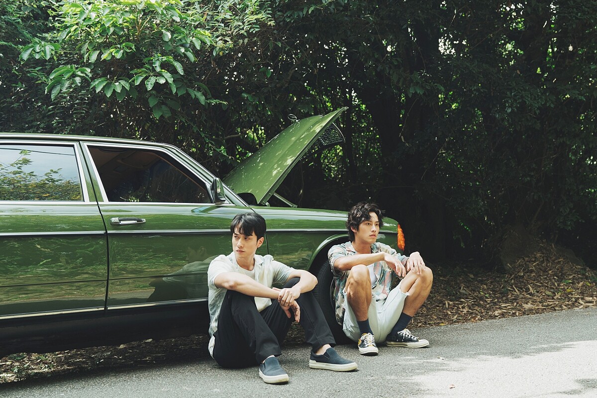 范少勳和劉俊謙在《我在這裡等你》展開一段公路之旅，沿途發現意外的轉折與緊密的緣份。