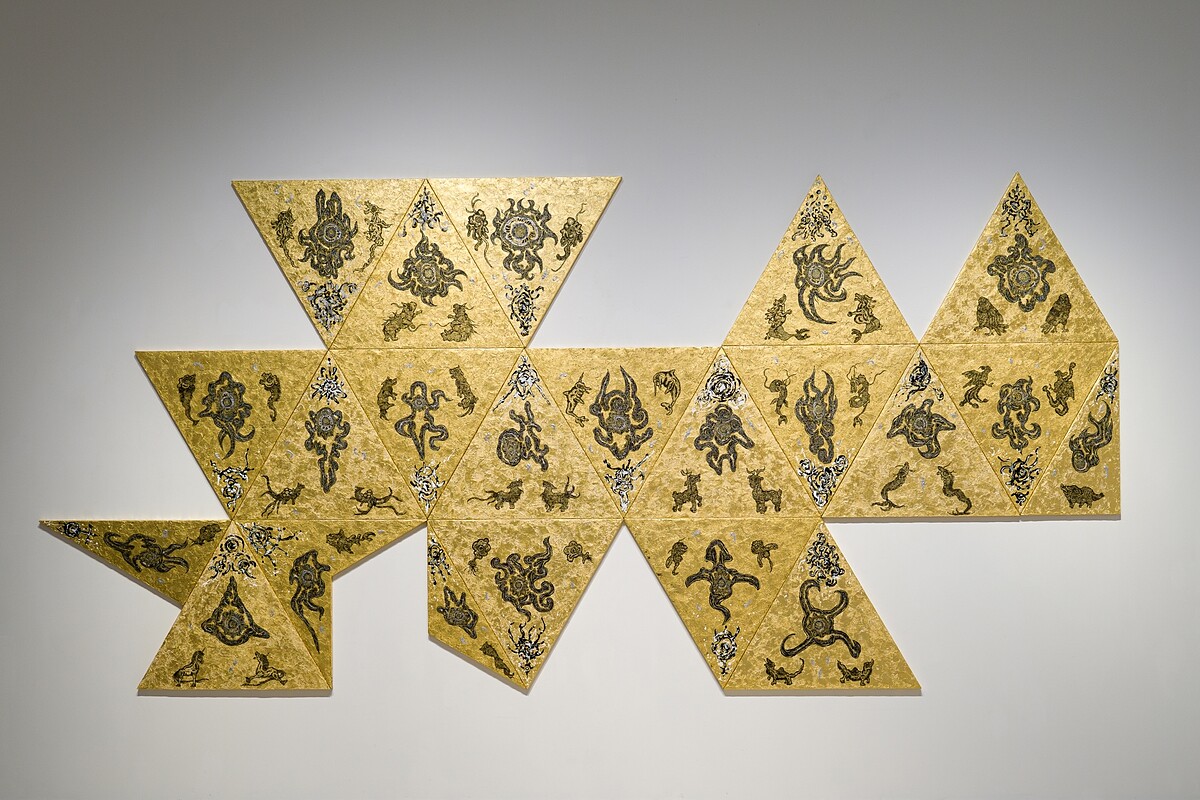 小松美羽 Miwa Komatsu, 地域 21-全地球（金）Area 21-Whole Earth (Gold), 2023, 金箔、壓克力、畫布 Gold leaf, acrylic on canvas, 260.0 &times; 550.0 cm