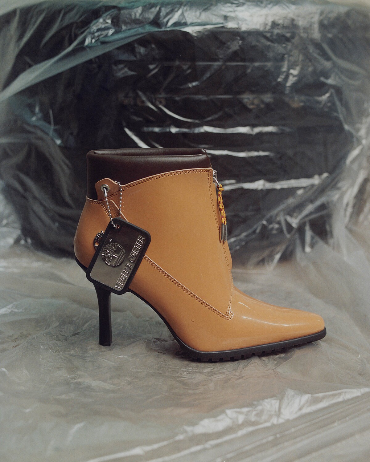 小麥色漆皮高跟短靴，NT8,800。