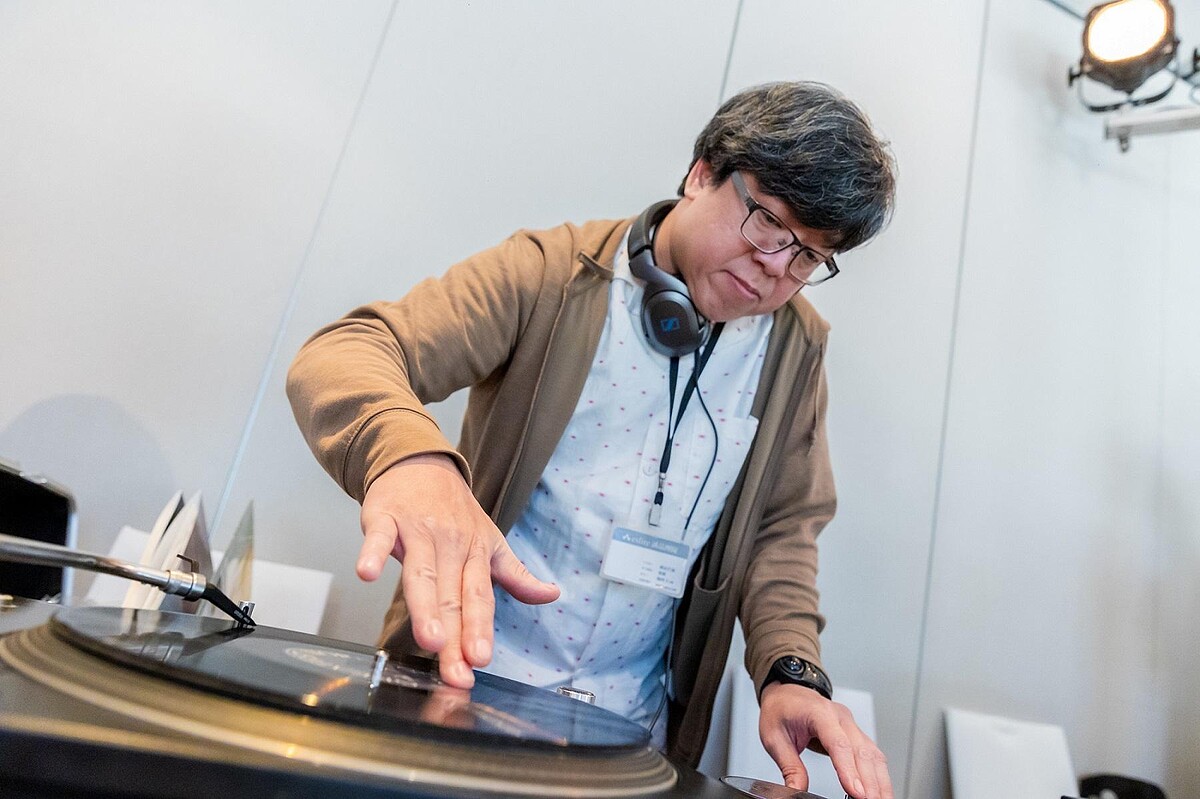 松菸不打烊黑膠市集聯手誠品音樂職人規劃獨家「DJ Studio」，於夜間時段免費傳授專業DJ刷碟技巧