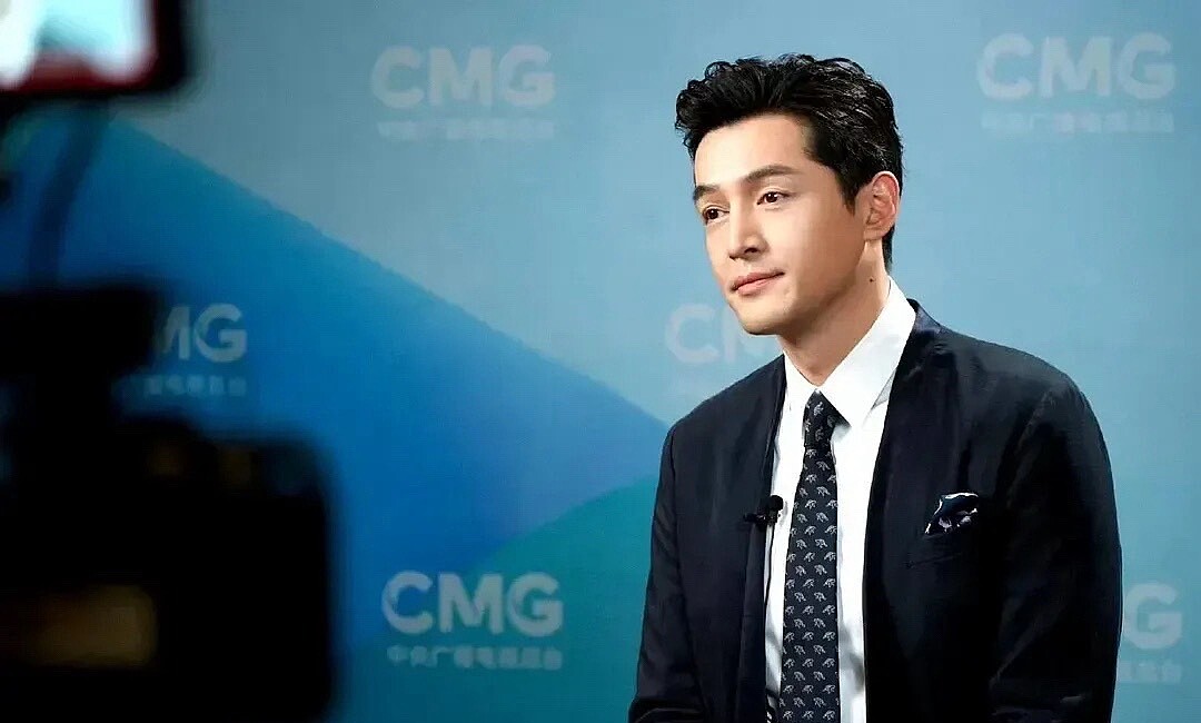 王家衛認為一開始胡歌宣傳《繁花》的穿搭「非常不阿寶」。