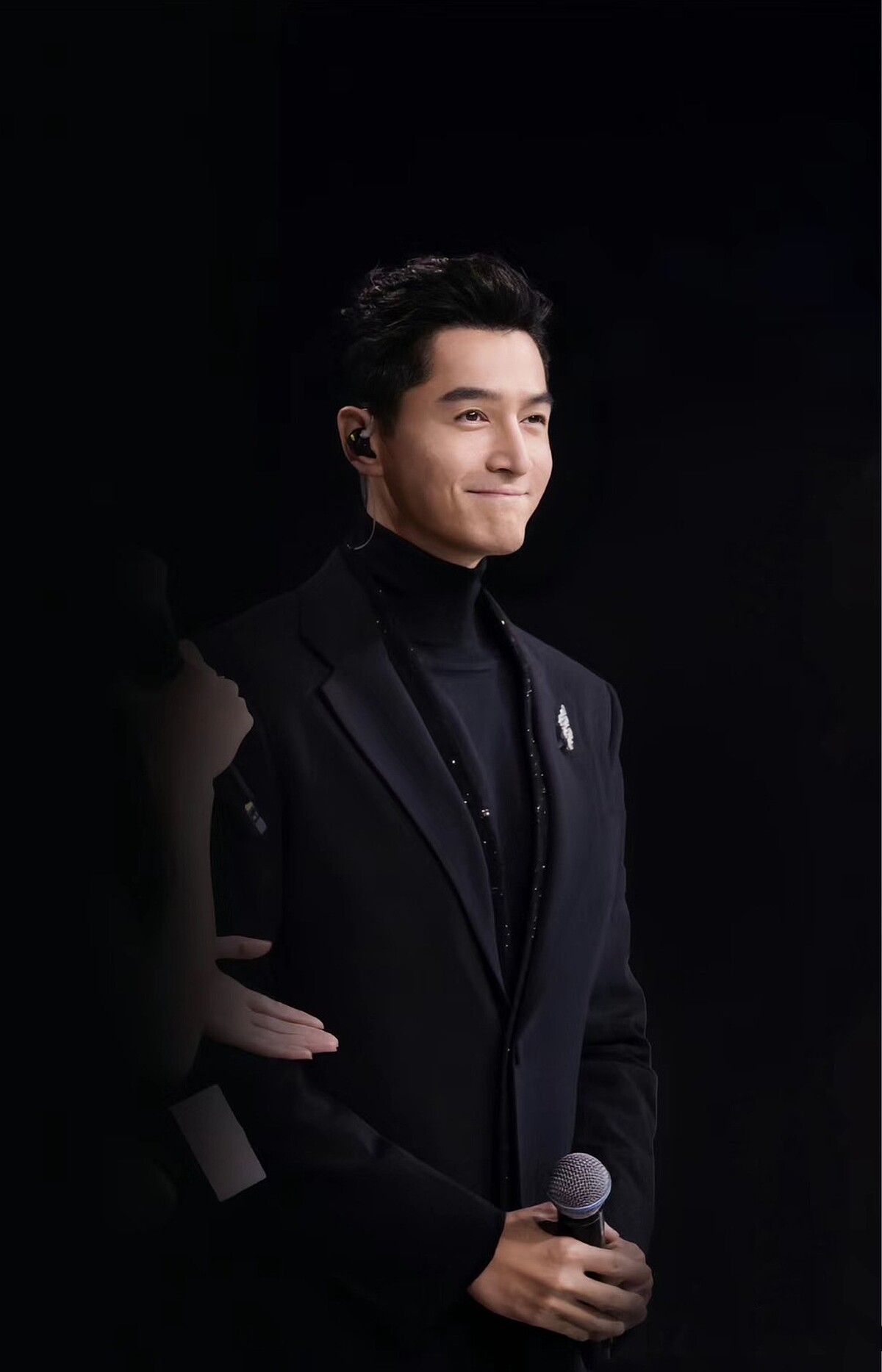 經王家衛調整之後，胡歌宣傳都穿得很「寶總」。