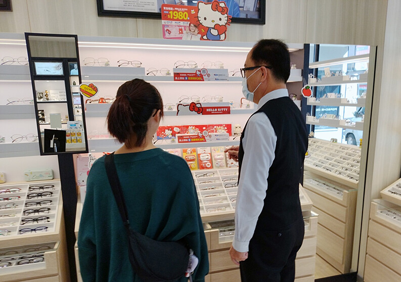 HELLO KITTY五十週年各種聯名商品越來越多，掀起粉絲的掃貨收藏潮，其中聯名鏡框也成為熱門的焦點／網友提供