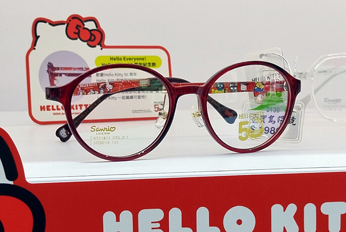 HELLO KITTY五十週年的聯名鏡框設計充滿可愛教主的元素／網友提供
