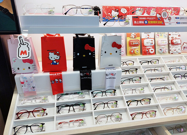 琳瑯滿目的聯名眼鏡款式讓許多患有Hello Kitty迷戀症的網友大呼陷入選擇障礙／網友提供