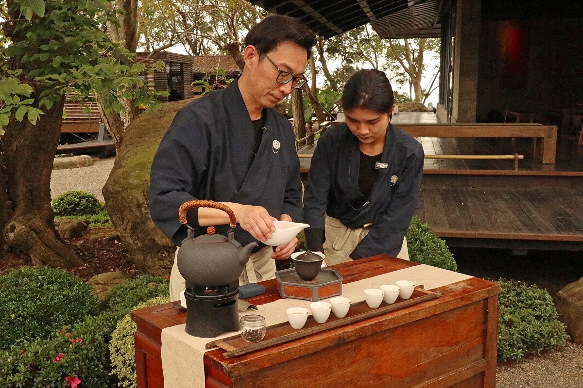 此次「三週年茶餐會」從庭院展開，設計了五個茶席，由服務人員分別展演台灣五款職人茗茶。