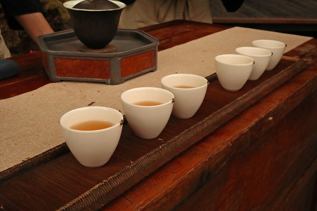 透過頌缽聲響與茶侶的帶領下，一一細細品味。