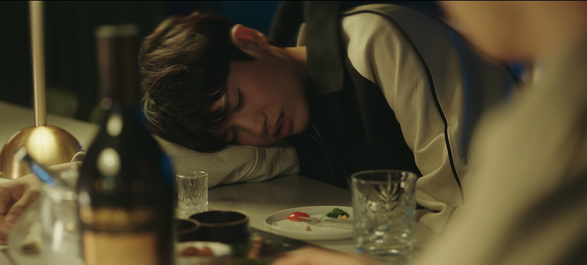 閔庚敏趁余正宇喝醉，在他的酒中混入安眠藥。