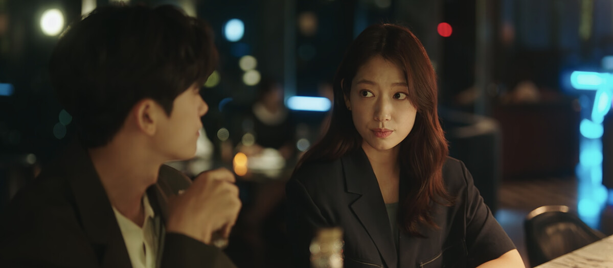 本該迎接幸福的余正宇與南荷娜，為此事件陷入憂慮。