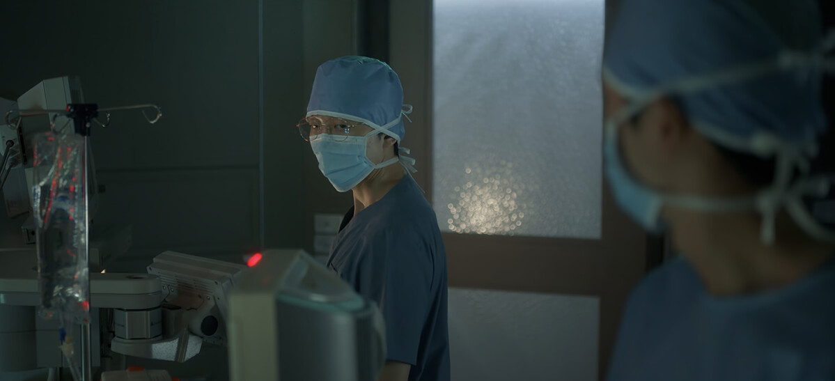 因有放置錄影機習慣，而幫助余正宇脫離罪責的麻醉科醫師姜鎮碩。