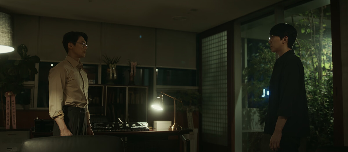 姜鎮碩帶著震撼消息拜訪閔庚敏的辦公室。