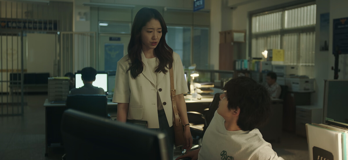 南荷娜和南博德一起觀看余正宇被闖空門那天的監視器。