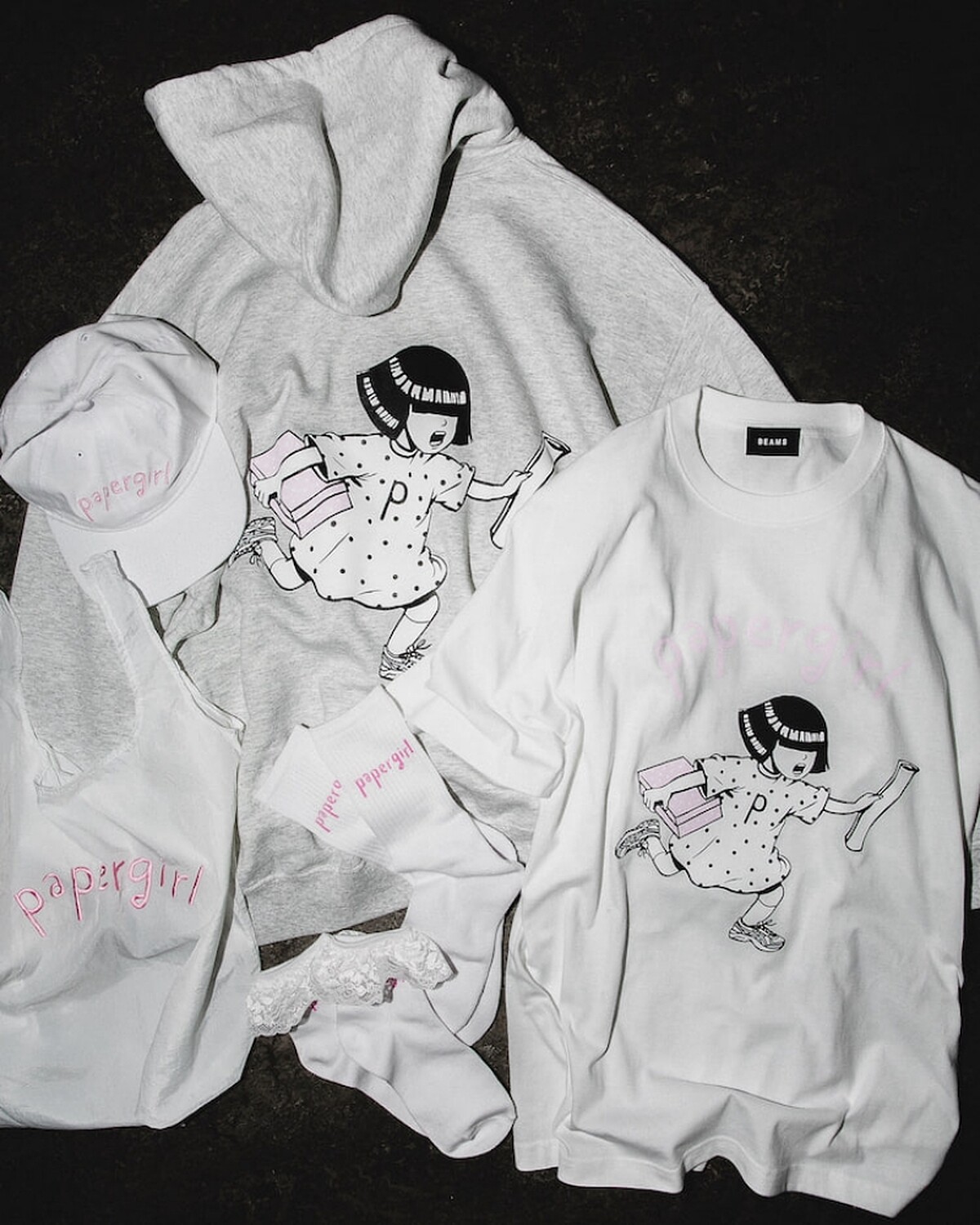 T-shirt NT1,900、連帽上衣 NT4,30、棒球帽 NT1,700、蕾絲短襪 NT520, 短襪 NT480、托特包 NT1,500