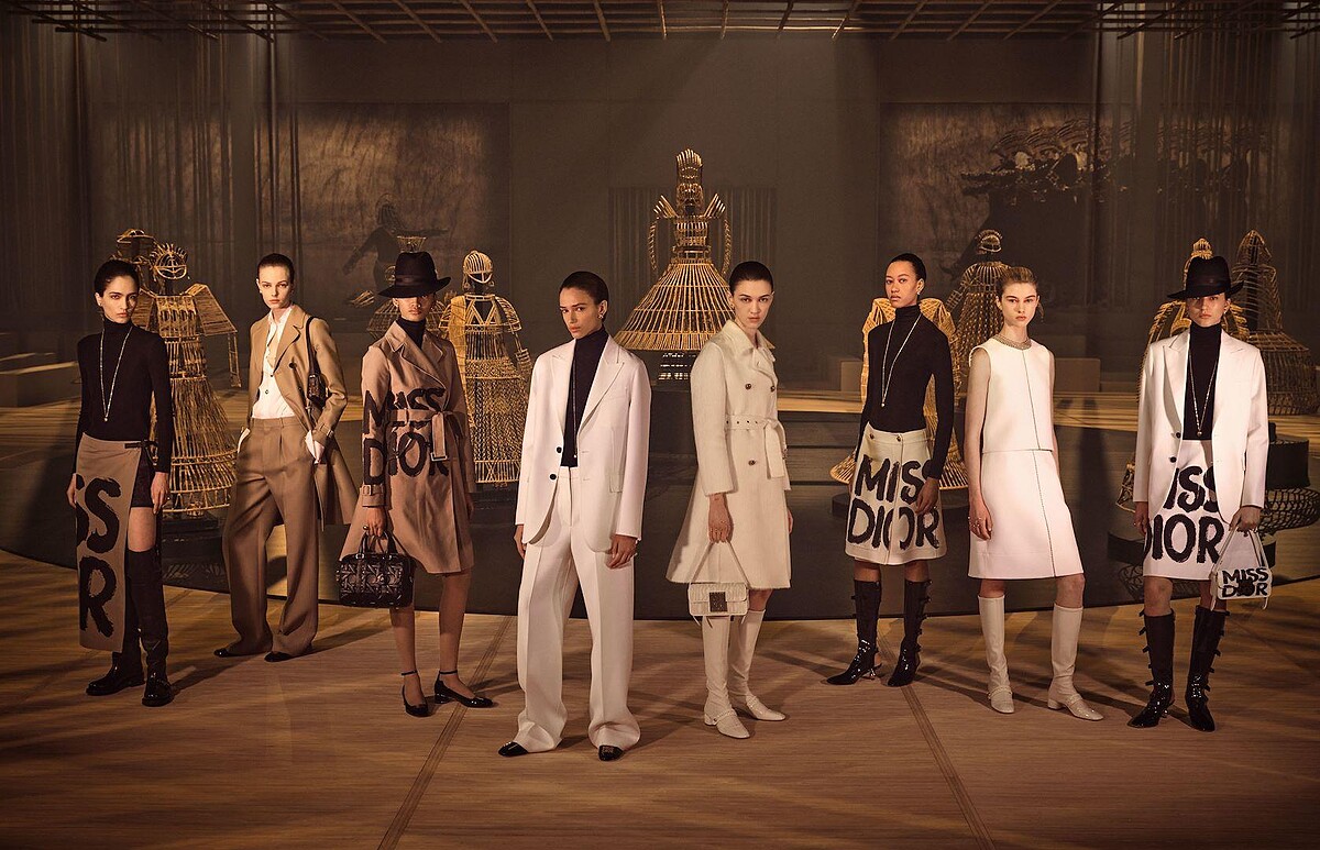 創意總監 Maria Grazia Chiuri 帶領我們穿越時空重回1960年代。