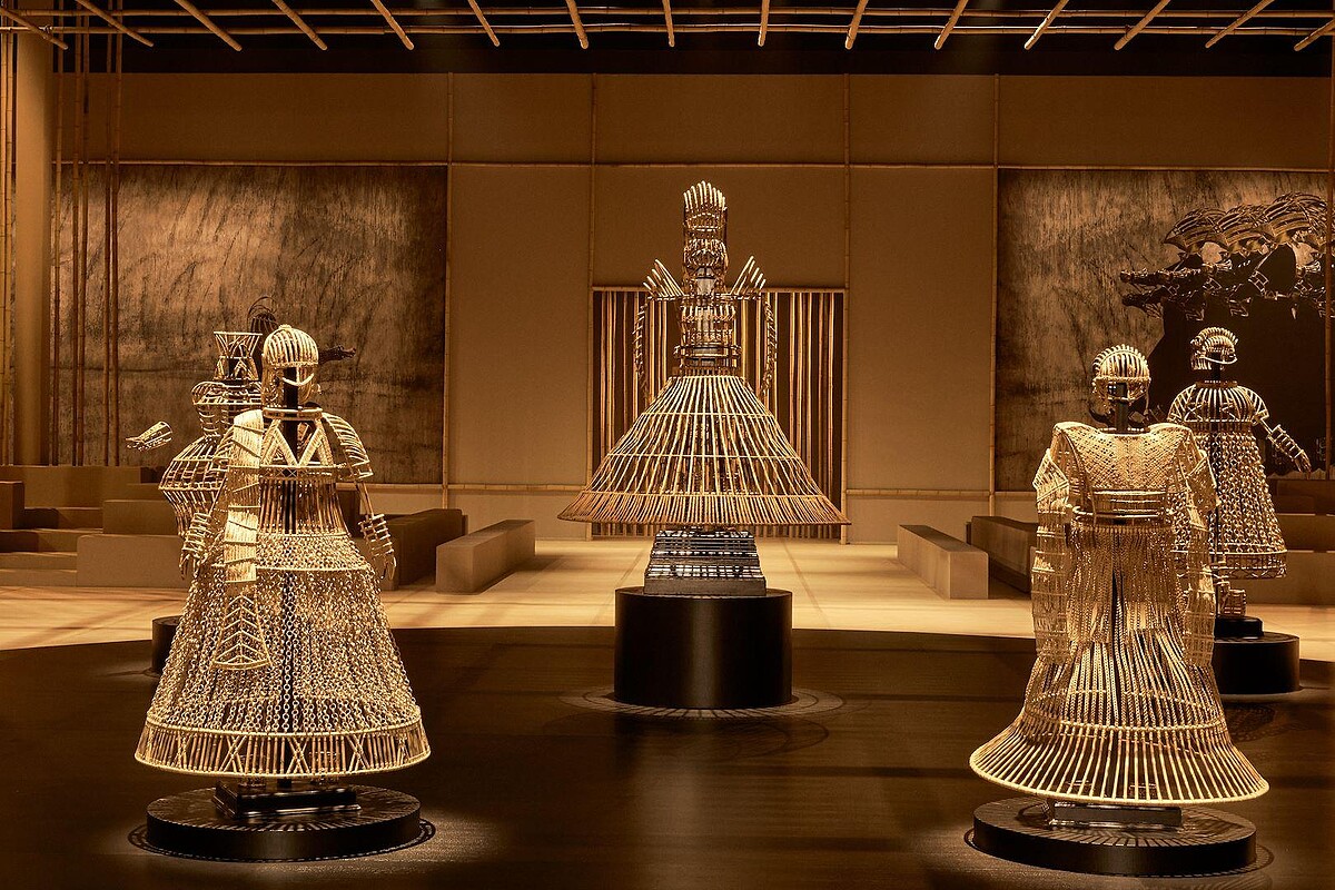 Dior秀場上的裝置藝術是由印度藝術家Shakuntala Kulkarni 所設計製作的。