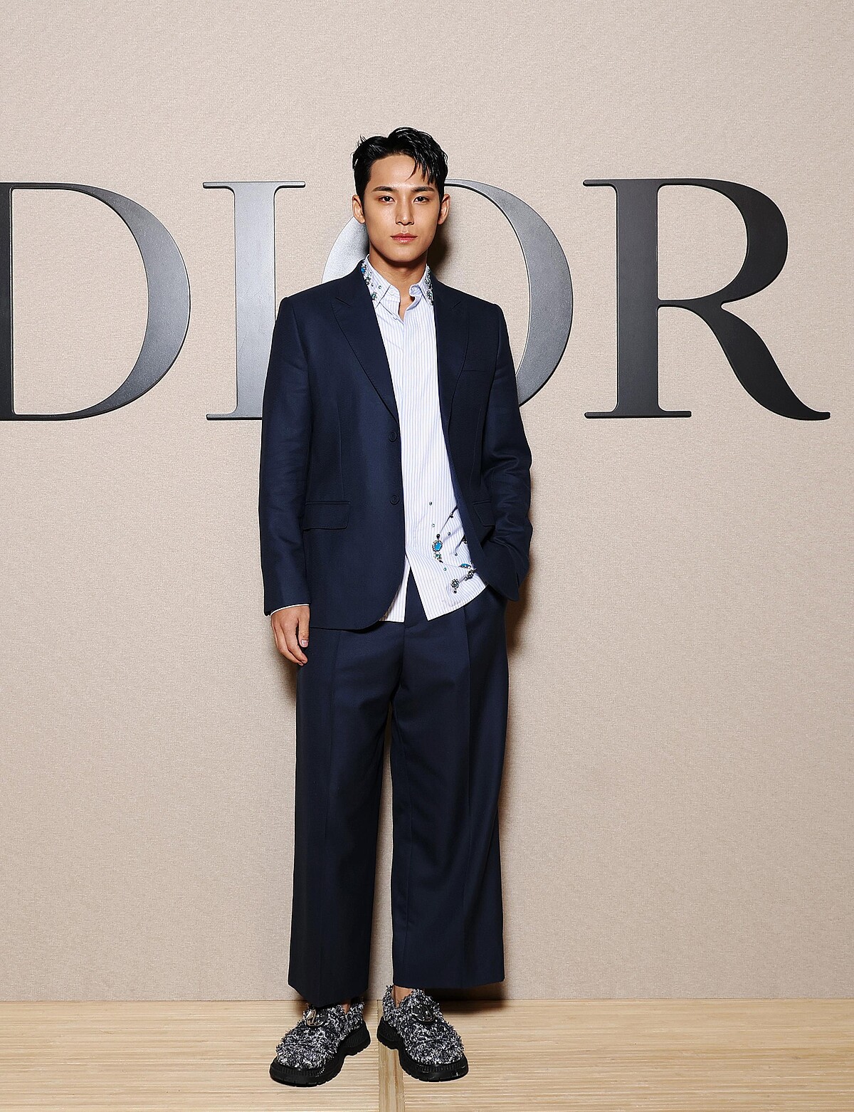 擁有57公分太平洋寬肩的珉奎來一身藍色西裝，搭配細條紋襯衫，輕鬆又帥氣。