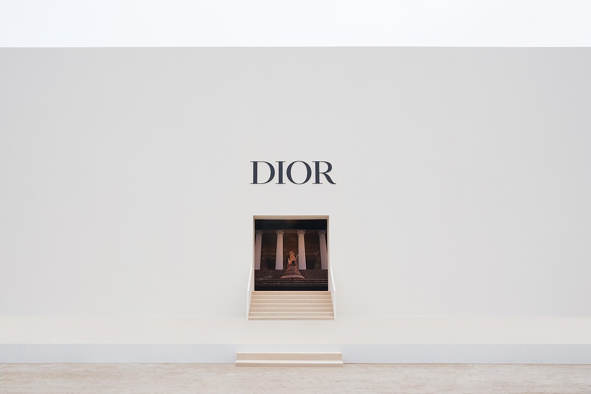 Dior 2024秋冬大秀於杜樂麗花園打造出一個巨型白色建築。