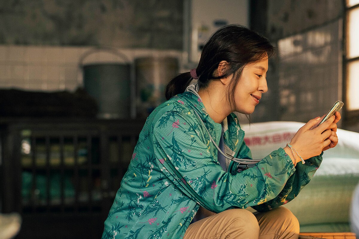 劉品言於《莎莉》飾演養雞農婦惠君，玩交友軟體暈船法國型男