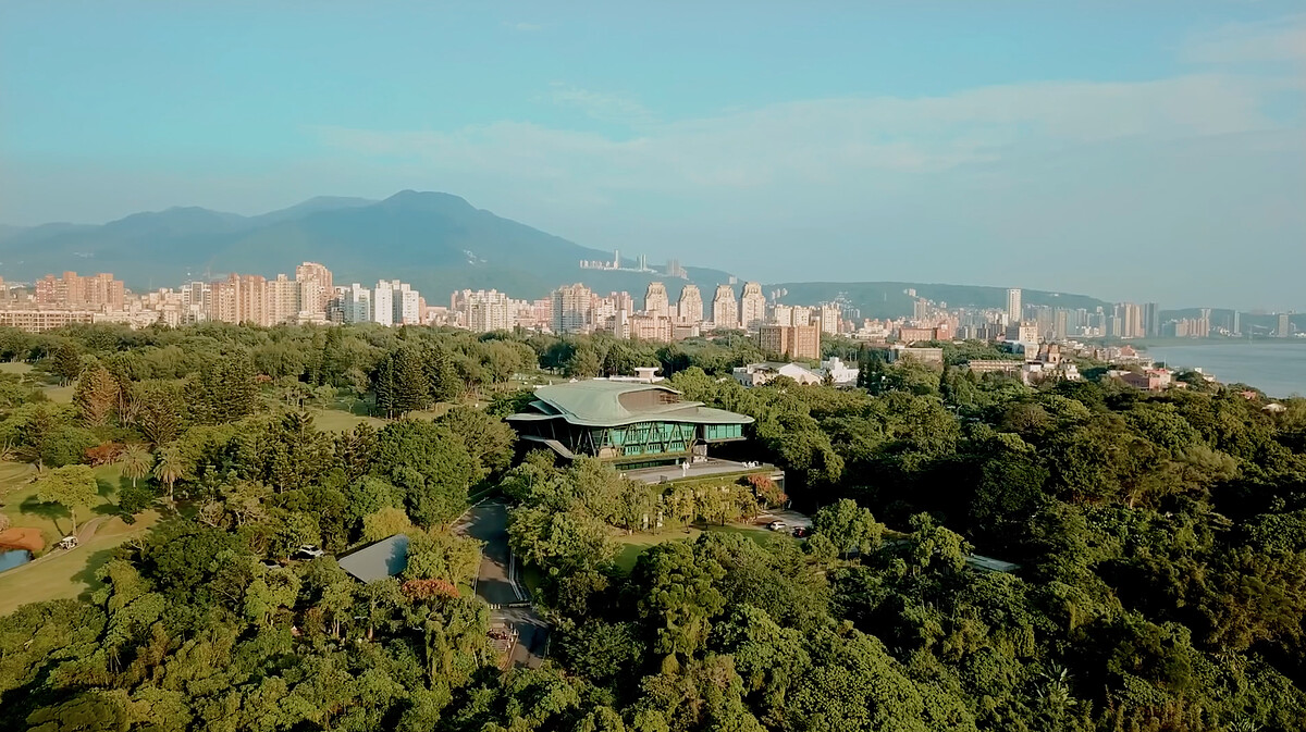 《2024後謠景像詩》場域橫跨寬闊綠意戶外大草皮、挑高室內劇場與大樹書房