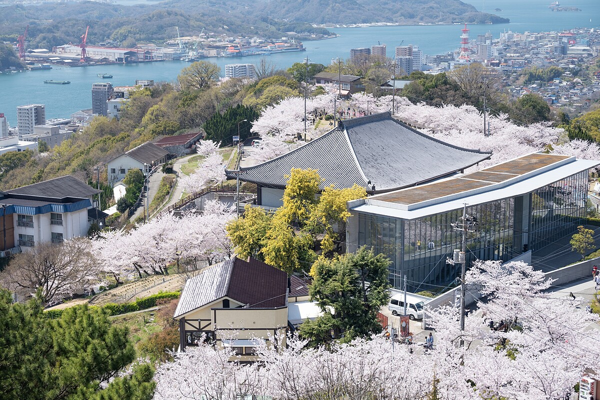 安藤忠雄設計的尾道市立美術館就坐落於千光寺公園中，櫻花環繞美不勝收。