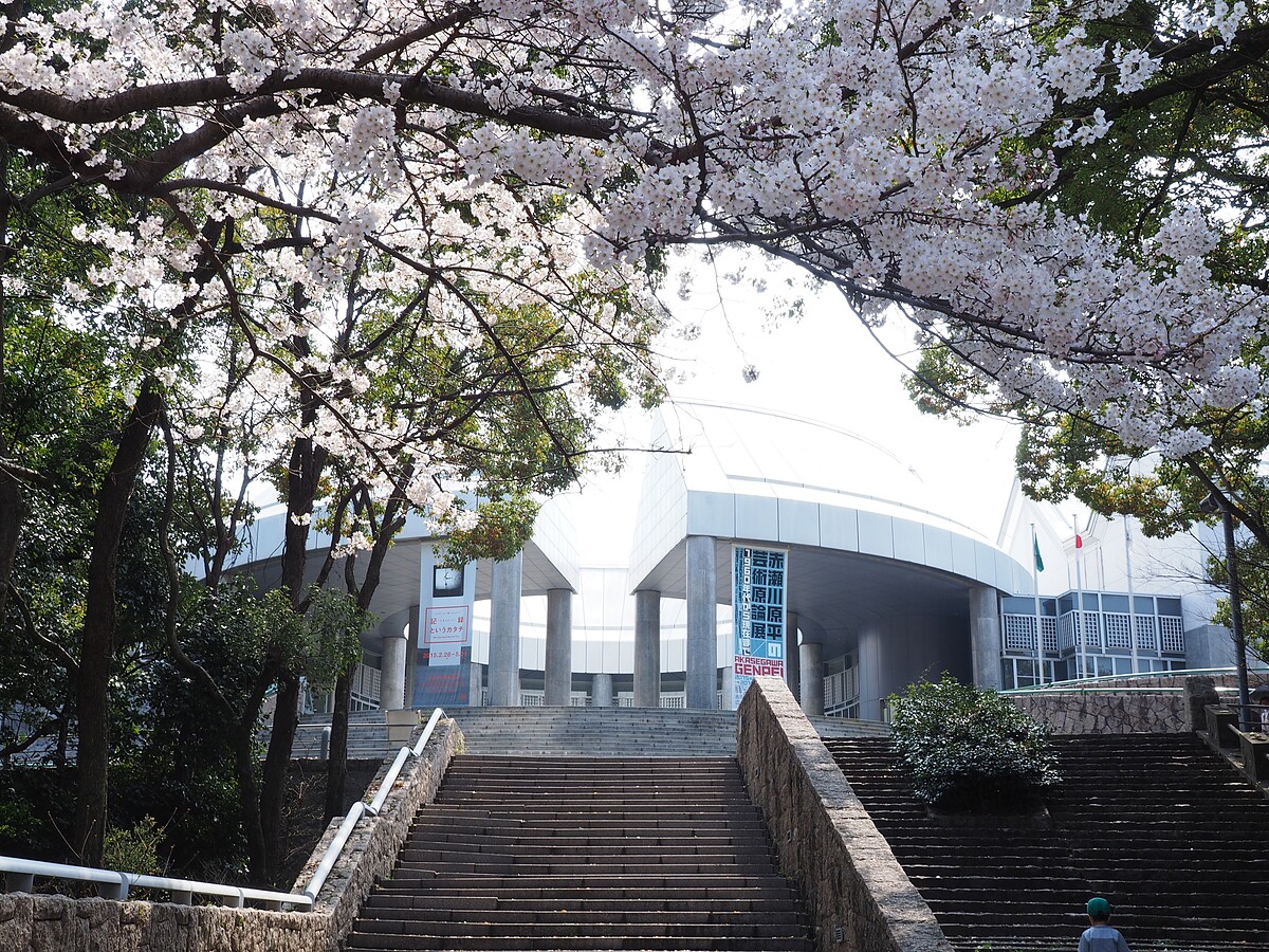 位於比治山公園內的廣島市現代美術館，順著地形所建造，完美融入公園景致之內。