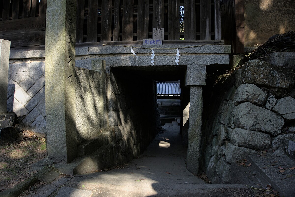 御手洗天滿宮裡能實現願望的可能門，是與神明溝通的管道之一。