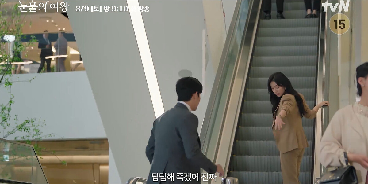 金智媛肢體語言表現嫌棄的樣子，讓金秀賢的背影看起來都好可憐