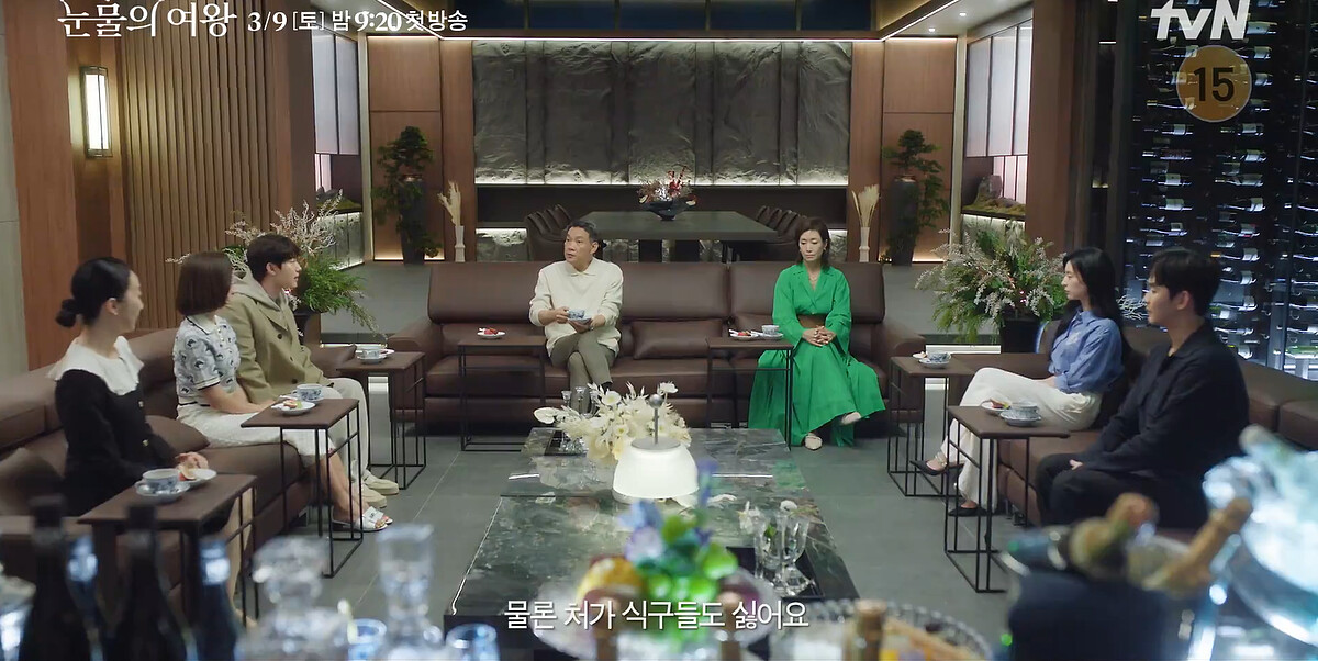 很像古代皇帝上朝，家臣金秀賢(右1)地位低下坐邊邊