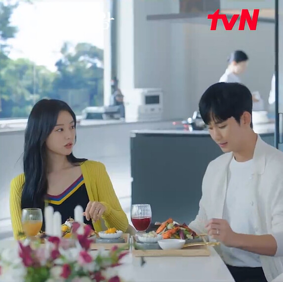 即便有家政婦(後方人物)，金秀賢還是親自替金智媛剝蝦