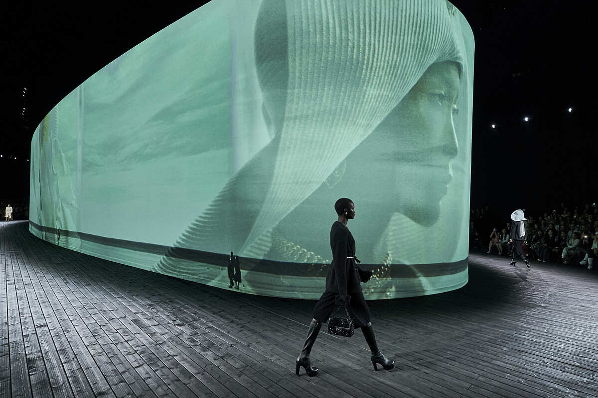 Chanel 2024秋冬高級時裝系列重返最初的原點&mdash;&mdash; 杜維埃（Danville），秀場重新還原了杜維埃的木棧道。