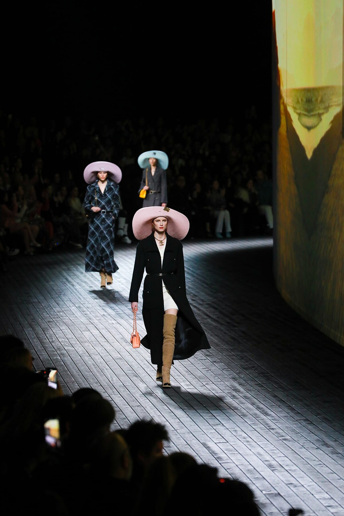 Chanel 2024秋冬系列，寬簷帽是秀場重點，本季運用粉嫩亮色系打造帽款，在寬帽簷上運用翻簷的手法詮釋，是經典法式風情的象徵。