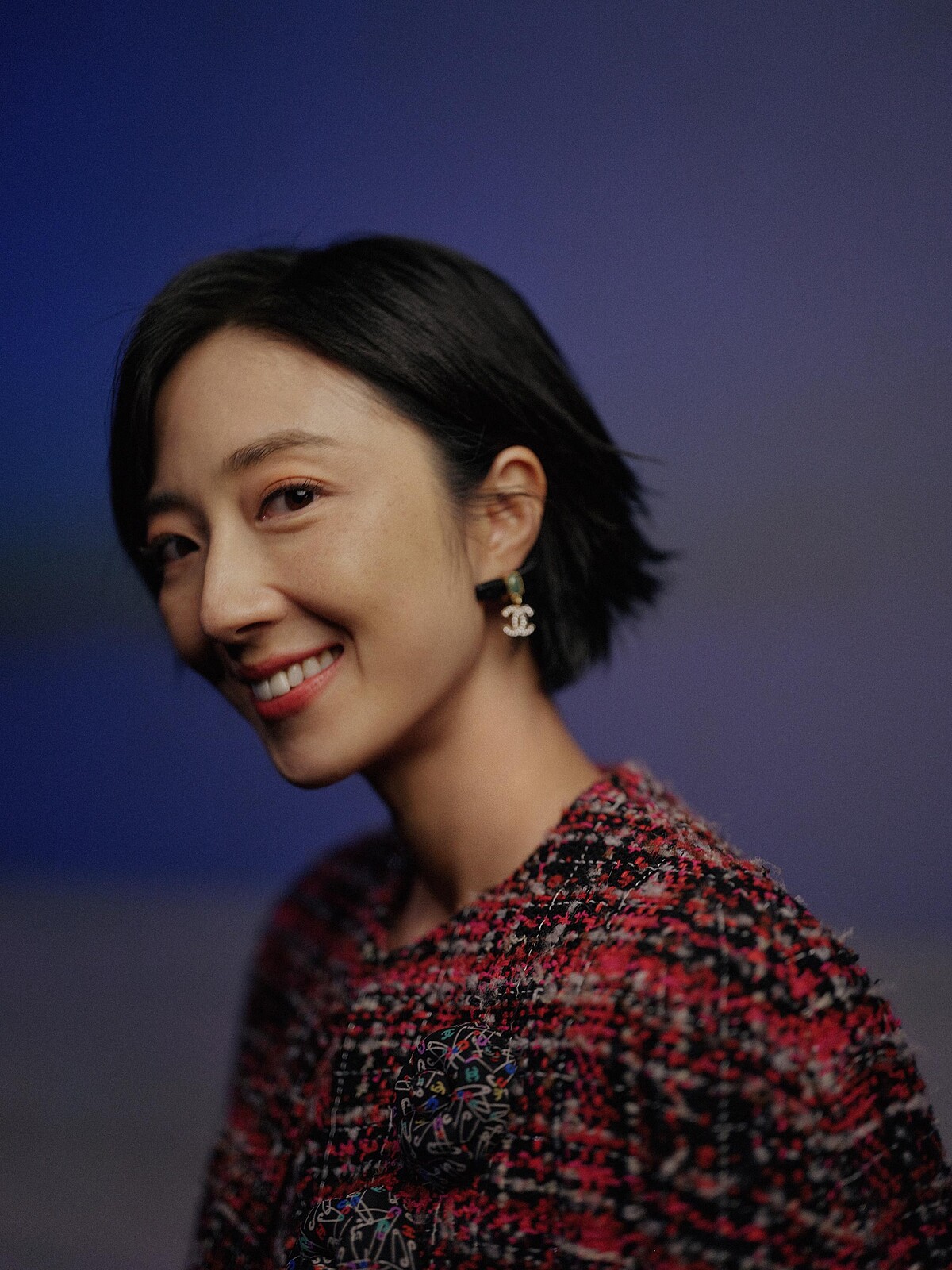 台灣代表桂綸鎂以紅色系斗篷造型出席。