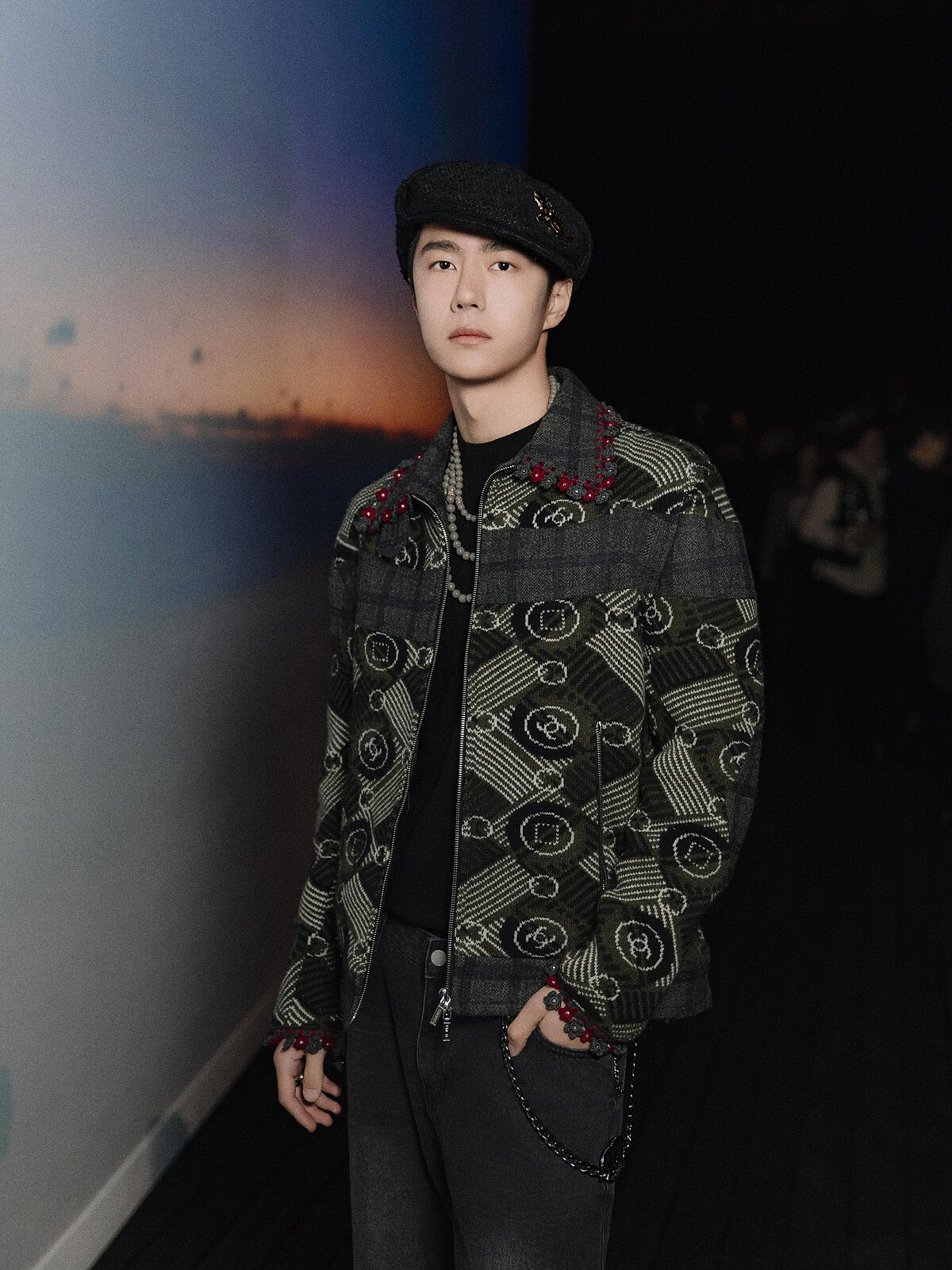 王一博帶貝蕾帽出席活動現場，帥氣時髦。