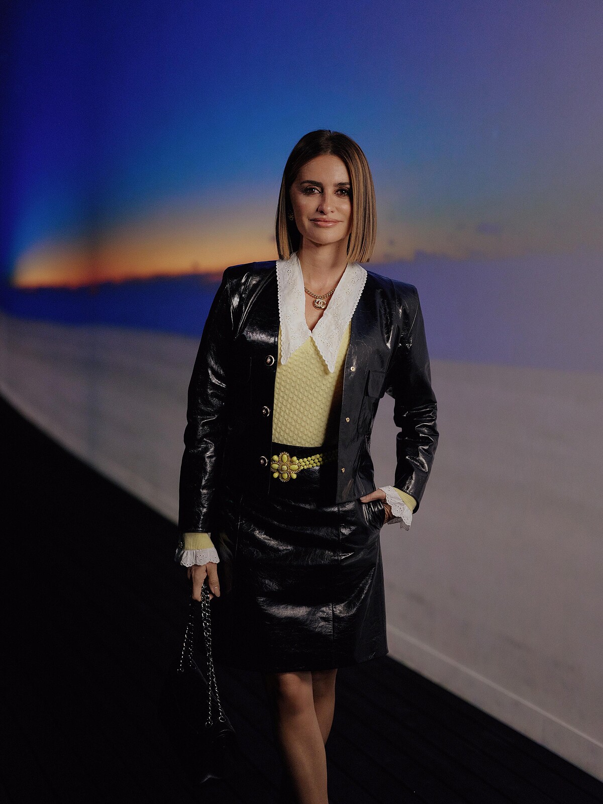 開秀影片女主角Penelope Cruz身穿2023/24 M&eacute;tiers d&rsquo;art 工坊系列，以黑色皮革外套及短裙帥氣現身。