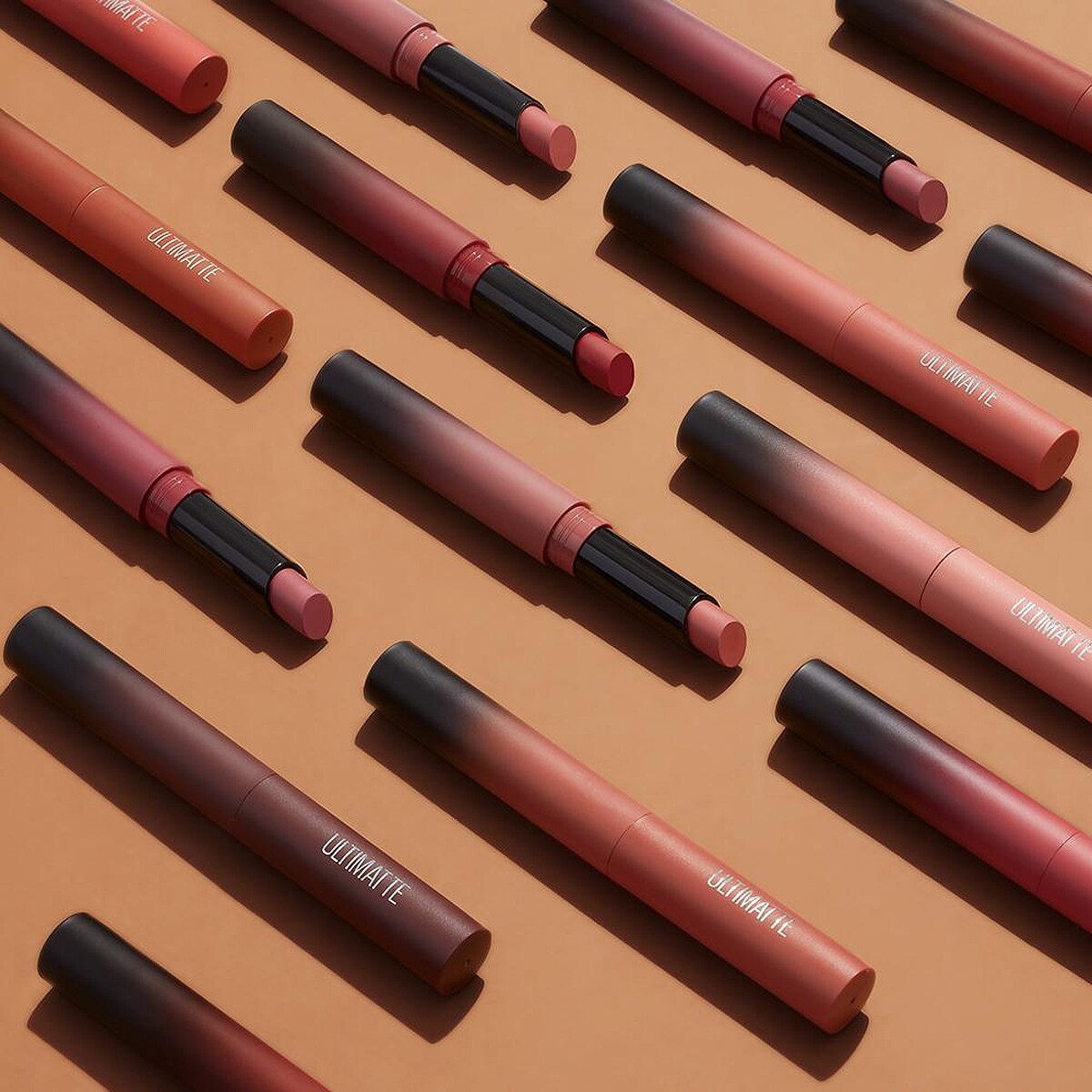 Maybelline媚比琳煙燻柔霧奶霜唇膏產品情境圖。