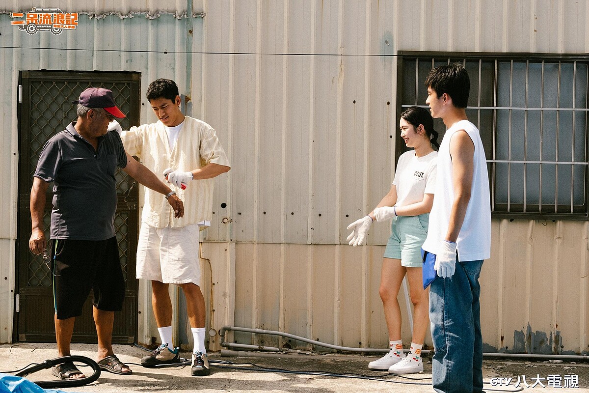 《二呆流浪記之完全大人手冊》曾敬驊、雷嘉汭、朱軒洋準備洗刷重達300公斤的氣墊