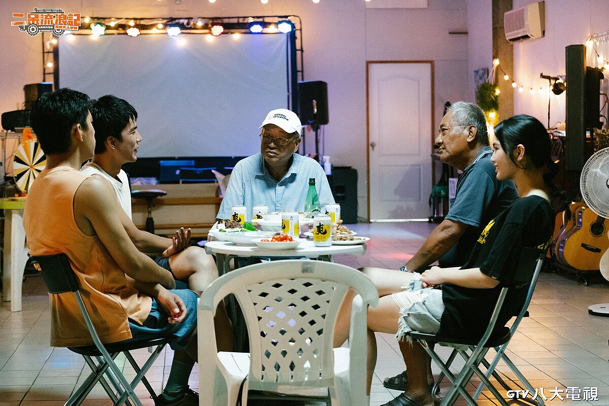 《二呆流浪記之完全大人手冊》曾敬驊、朱軒洋與雷嘉汭聽完爺爺奶奶的故事後相當揪心，雷嘉汭更因此落淚