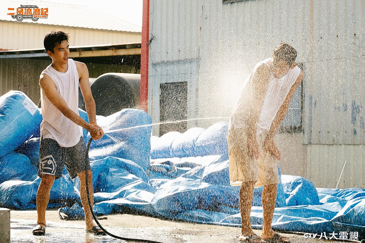 《二呆流浪記之完全大人手冊》曾敬驊、朱軒洋替偏鄉小學準備難忘的畢業驚喜