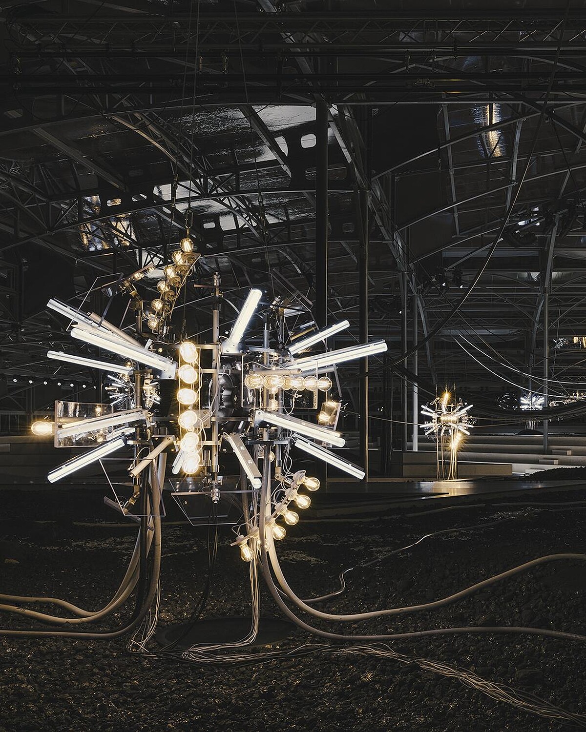 充滿未來感的科技版水晶燈。