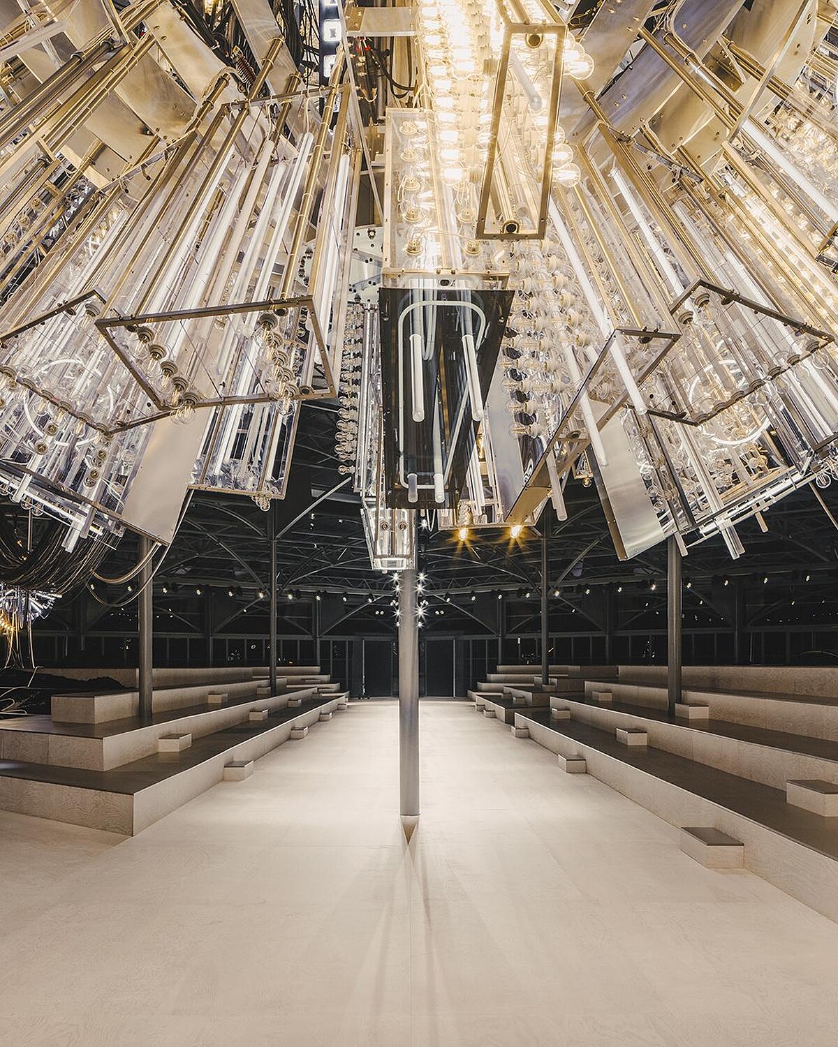 Louis Vuitton 2024秋冬大秀，斥資打造一座未來溫室，呼應藝術總監Nicolas Ghesqui&egrave;re 所想要傳遞關於過去與未來的總和樣貌。 