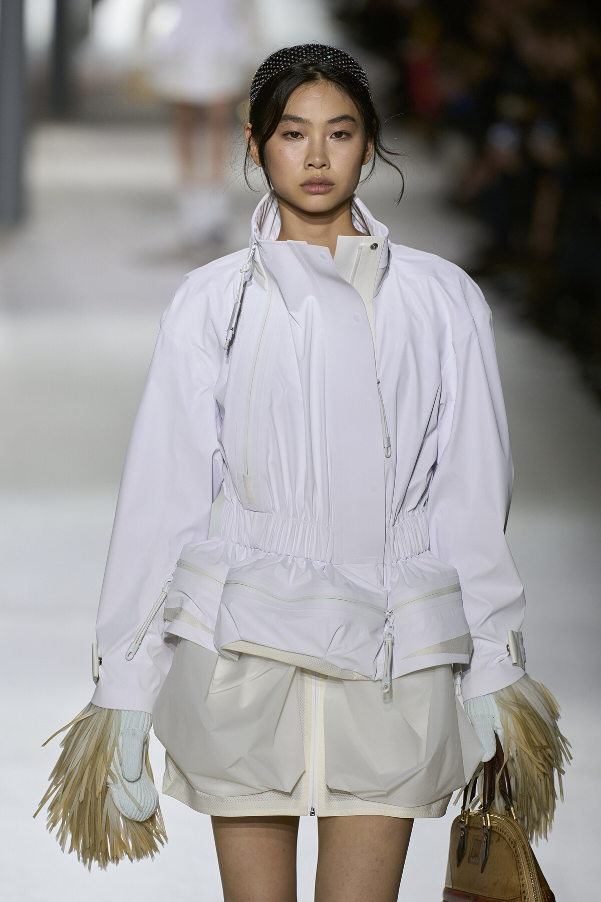 Louis Vuitton 大使鄭浩妍換上最新系列替服裝秀開場。