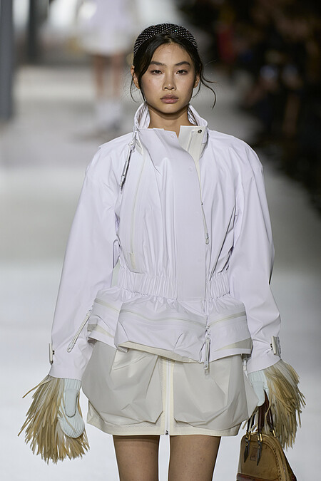 Louis Vuitton 大使鄭浩妍換上最新系列替服裝秀開場。