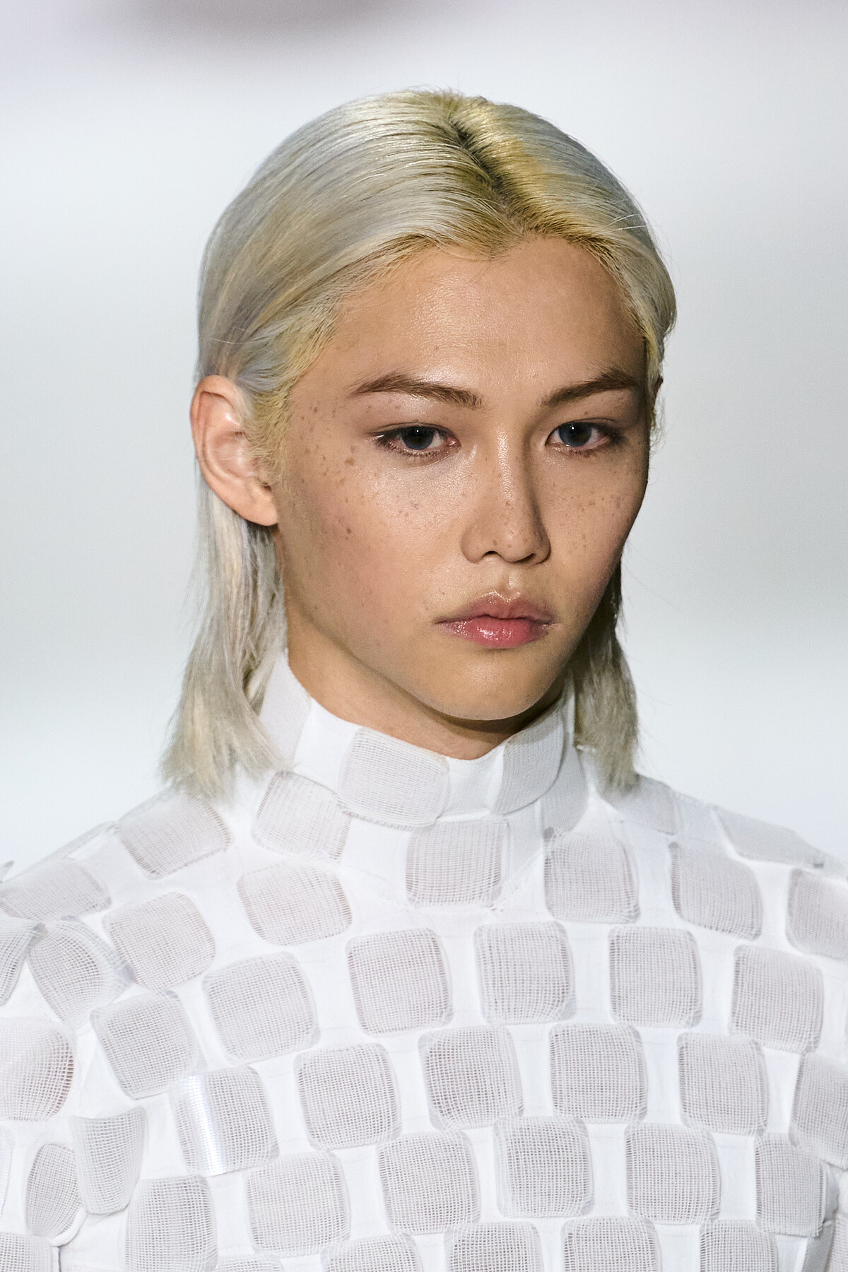 韓國超人氣 Stray kids 成員Felix李龍馥 驚喜出現於24秋冬女裝秀台，化身未來精靈，仙氣逼人。