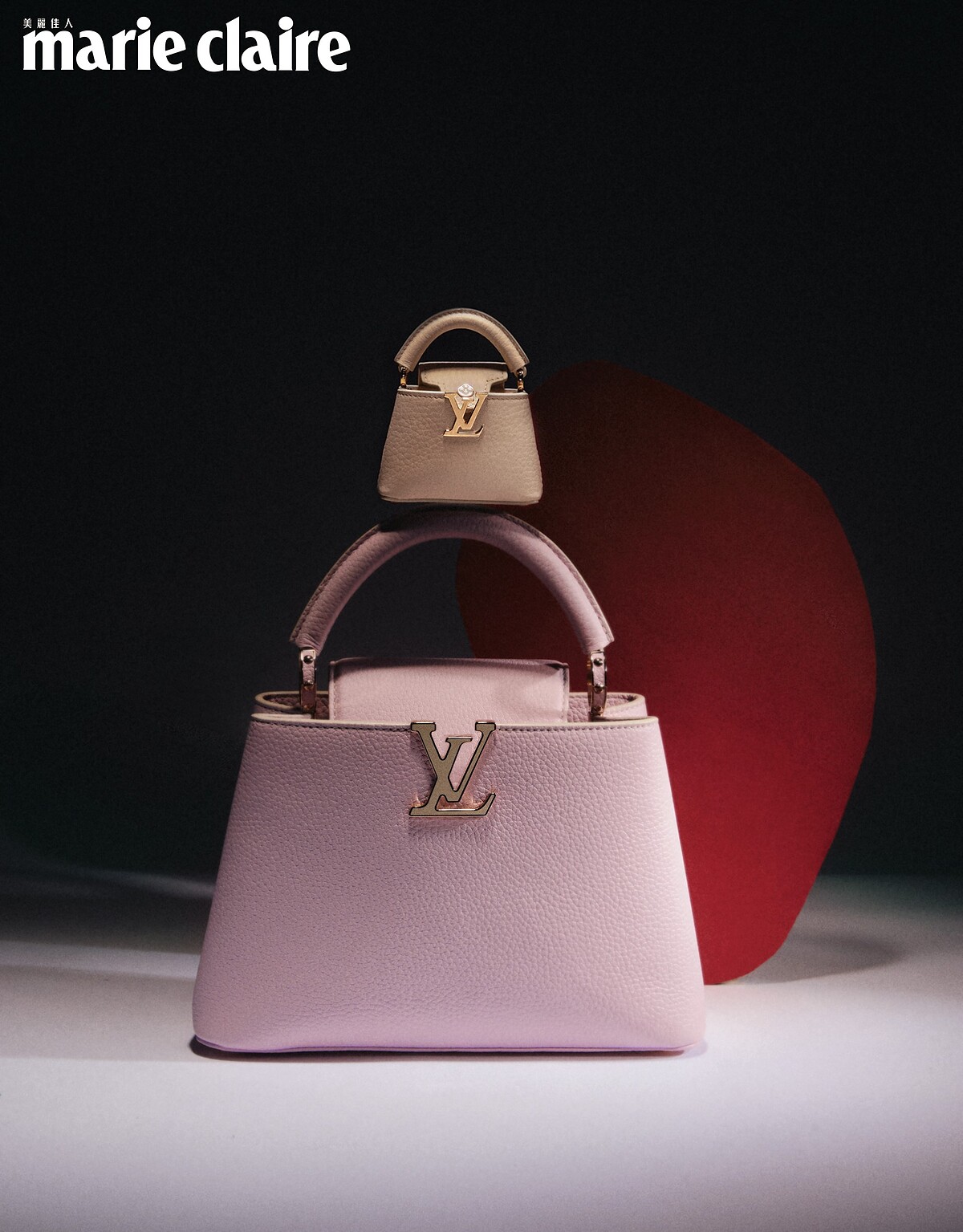 這顆包款採用全粒面Taurillon皮革精製而成,袋蓋提供兩種攜帶方式,可外露展現Monogram花卉圖案,非常典雅,深受名媛喜愛。