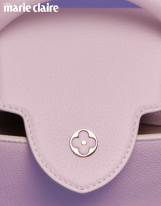 Capucines手袋於2013年首度登場，以路易威登於1854年首間專門店的巴黎街道。