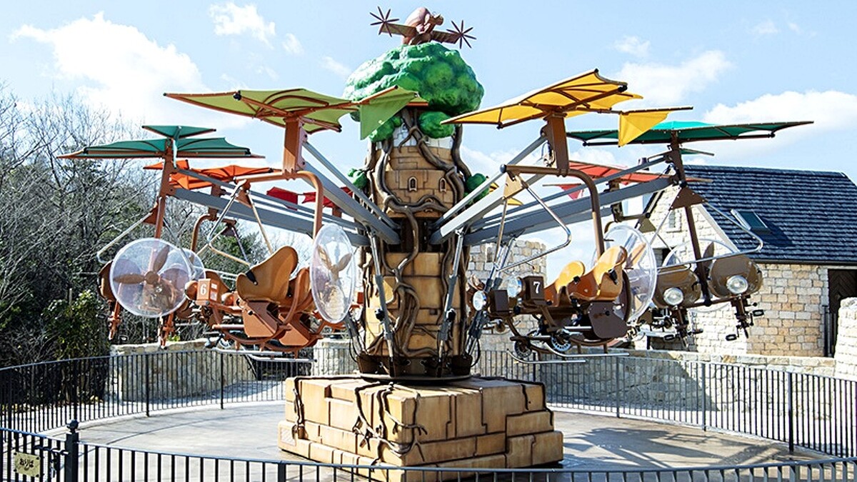 「魔女之谷」遊樂設施：飛行器